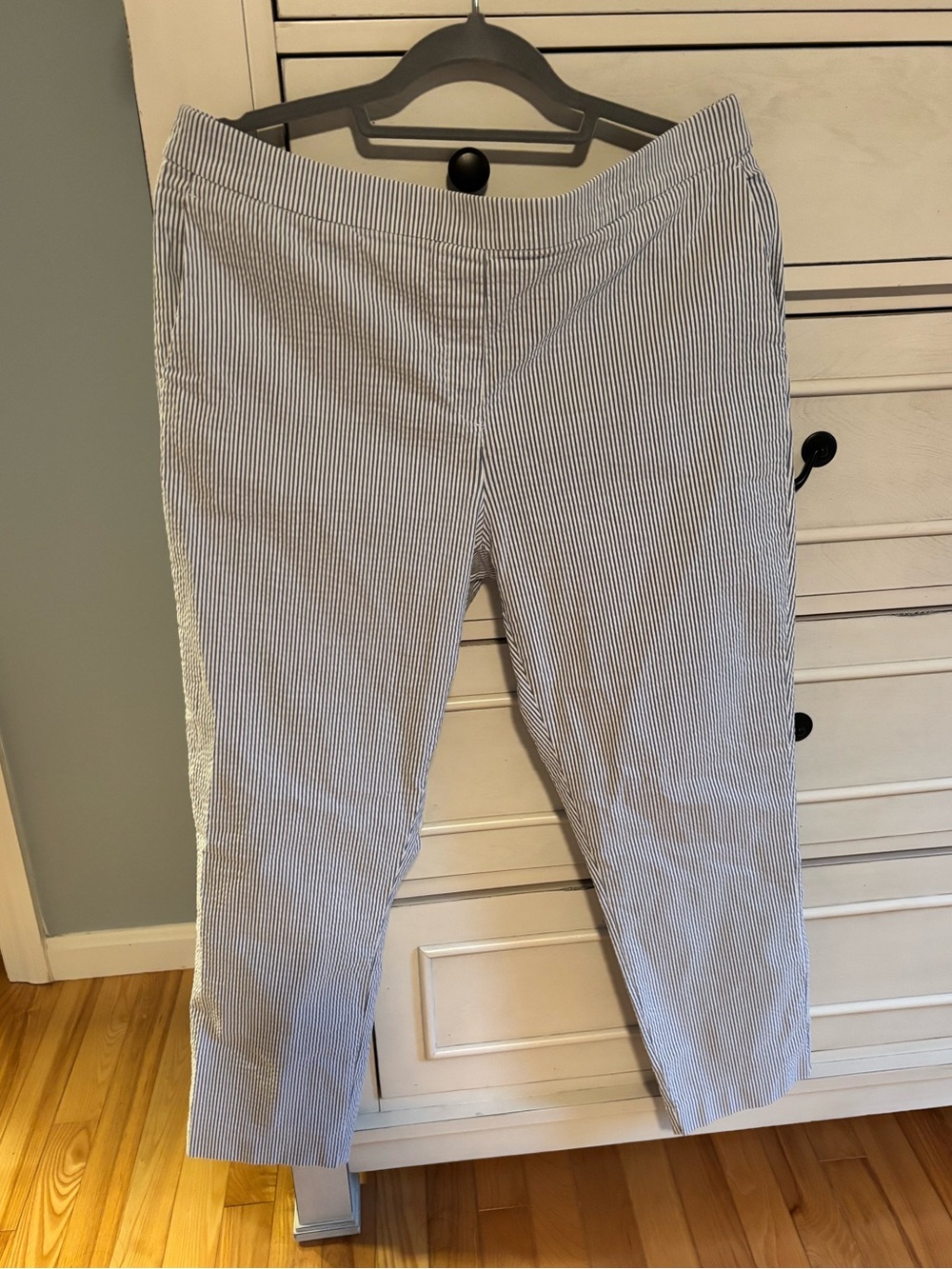 Jones New York Blue and White Seersucker Striped Pants Women